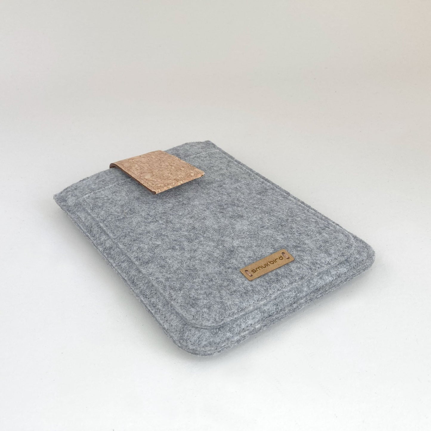 Hülle für Kindle Colorsoft 1. Gen | mit Magnetverschluss und extra Fach | hellgrau - Stipes | Modell "HAKA"