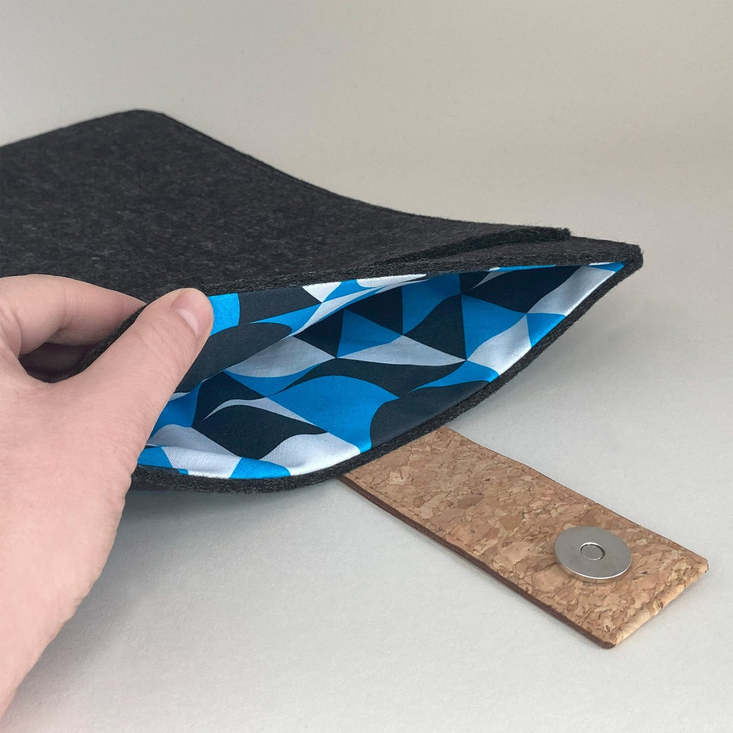 Hülle für MacBook Pro 14 | mit Magnetverschluss und extra Fach | anthrazit - Shapes | Modell "HAKA"