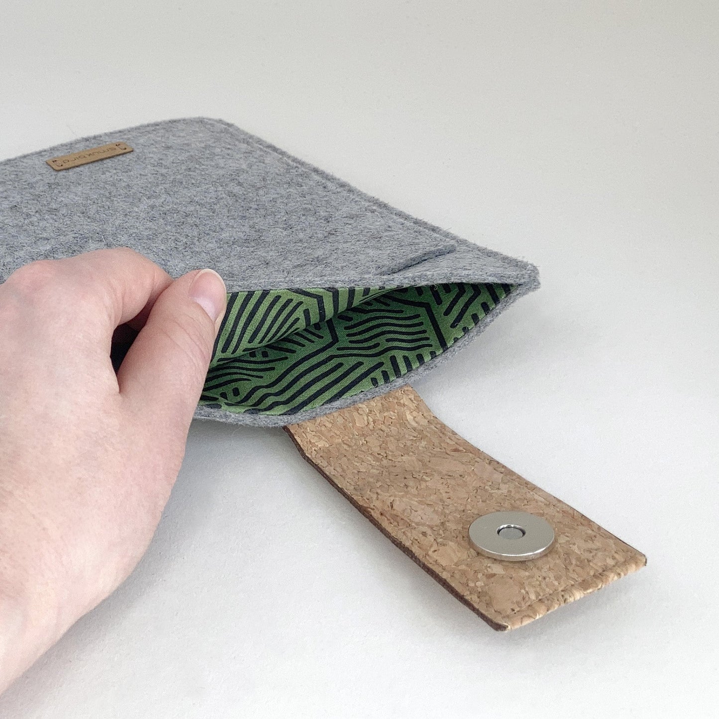 Hülle für Kobo Clara Color | mit Magnetverschluss und extra Fach | hellgrau - Stipes | Modell "HAKA"