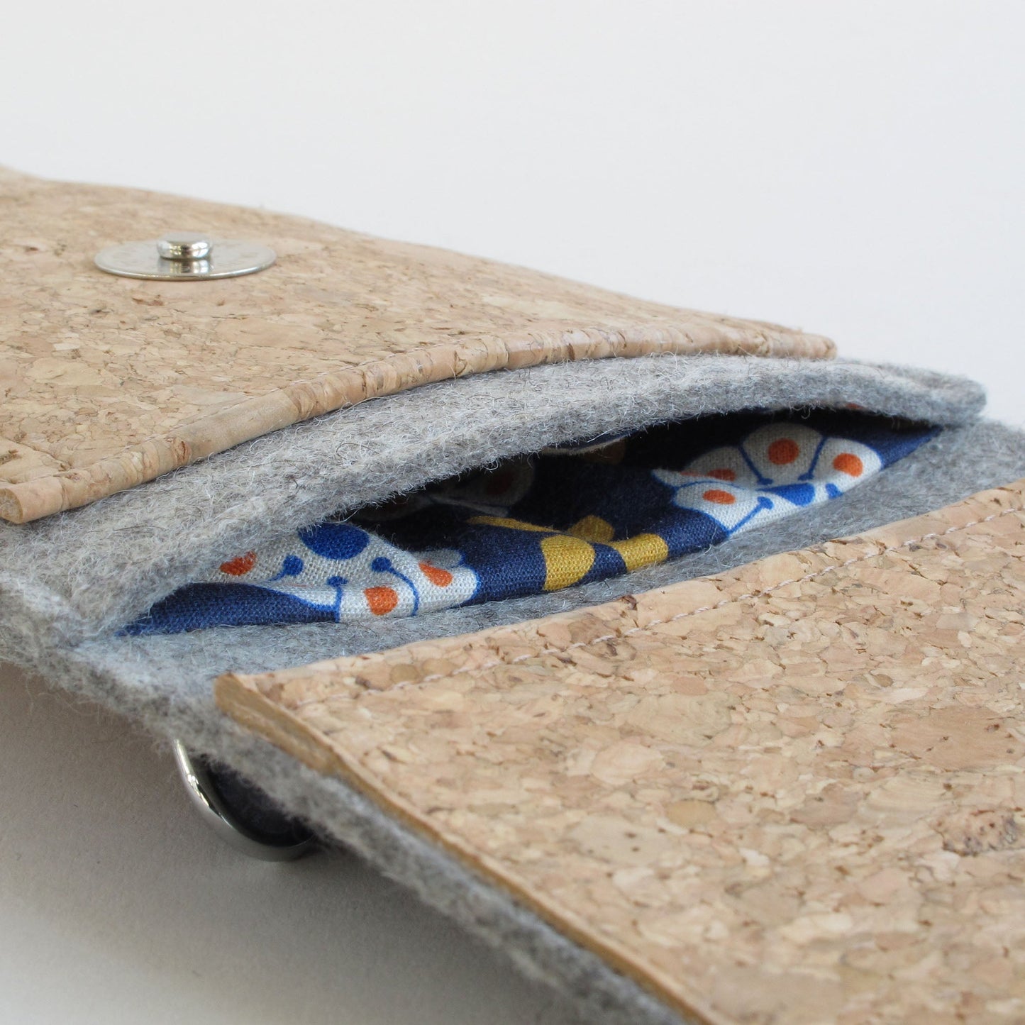 Shoulder bag for iPhone 11 | made of felt and organic cotton | light grey - bloom | model KEDJA