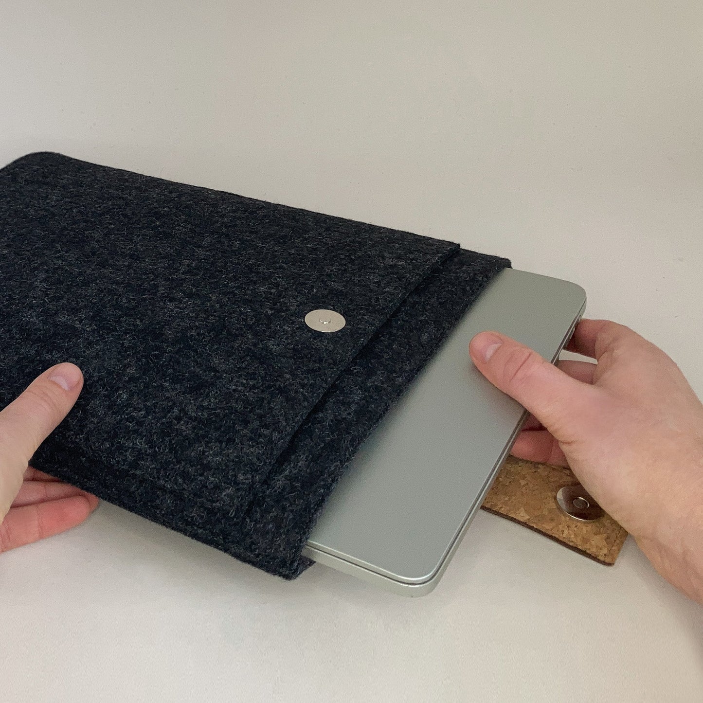 Hülle für MacBook Pro 14 | mit Magnetverschluss und extra Fach | anthrazit - Shapes | Modell "HAKA"