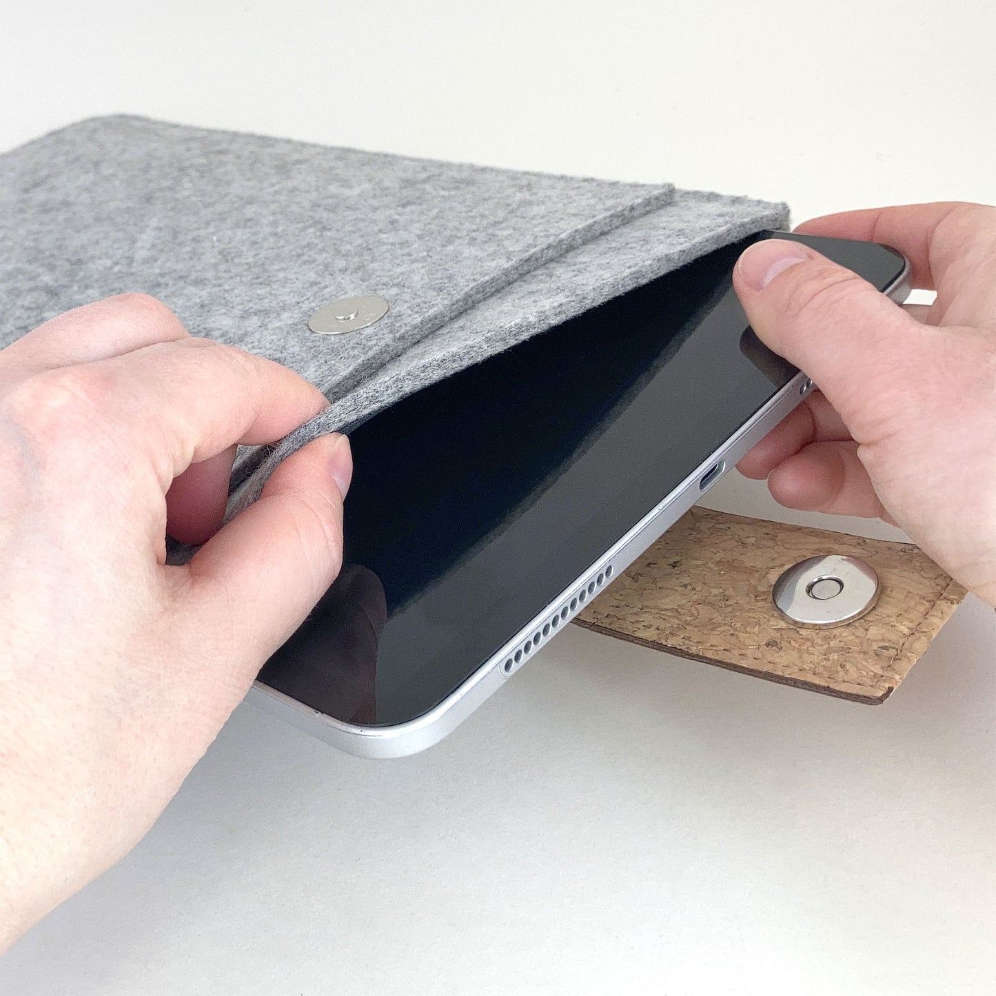 Tablet Hülle nach Maß | mit Magnetverschluss und extra Fach | hellgrau - Shapes | Modell "HAKA"