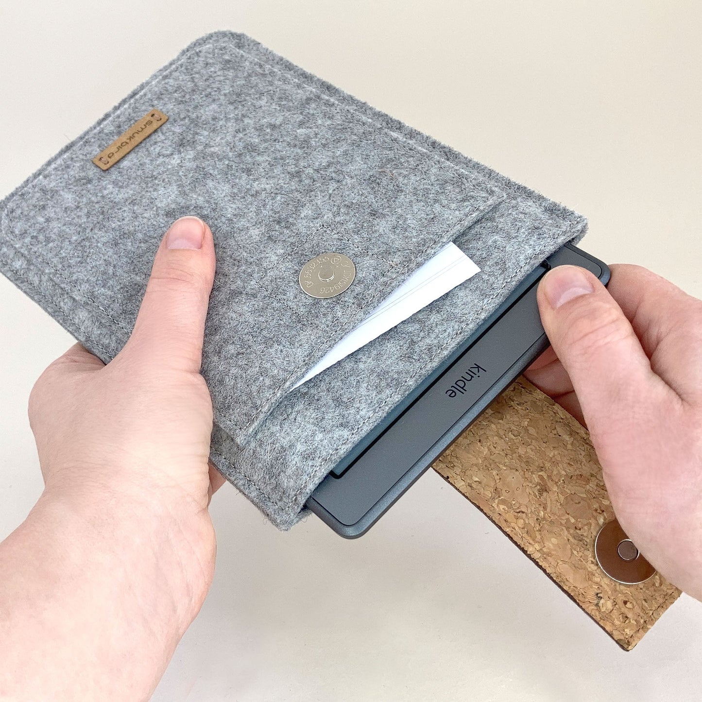 Hülle für Kindle Colorsoft 1. Gen | mit Magnetverschluss und extra Fach | hellgrau - Stipes | Modell "HAKA"