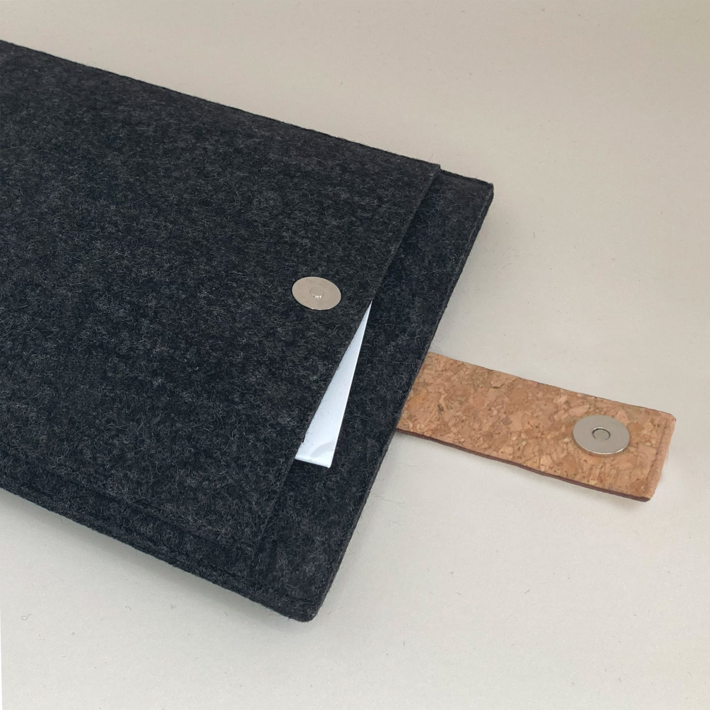 Hülle für MacBook Pro 14 | mit Magnetverschluss und extra Fach | anthrazit - Shapes | Modell "HAKA"