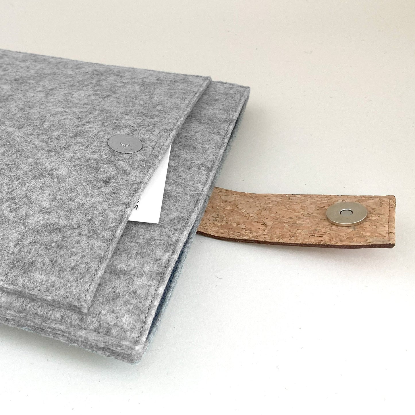 Hülle für Dynabook Satellite Pro | mit Magnetverschluss und extra Fach | hellgrau - Bloom | Modell "HAKA"