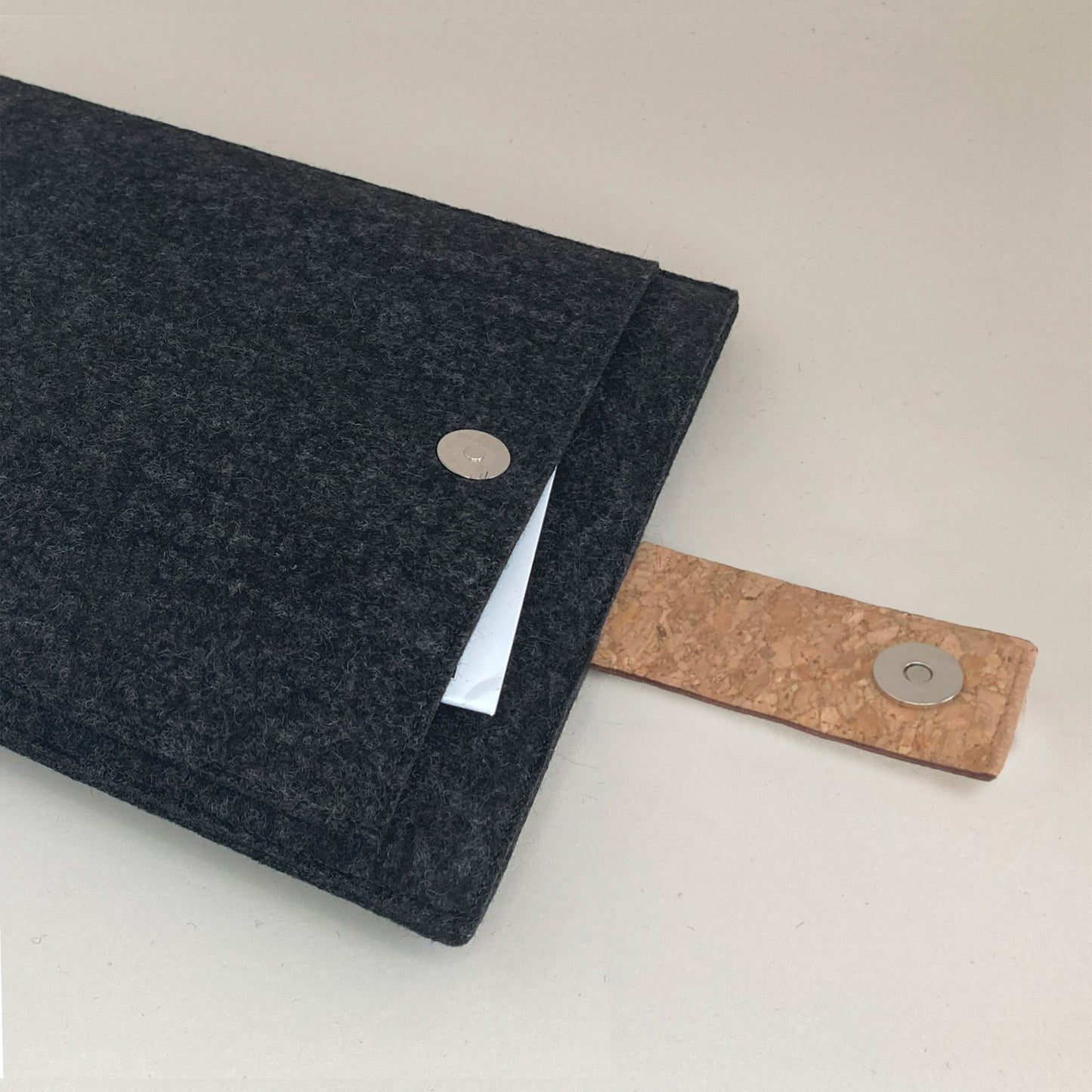 Tablet Hülle nach Maß | mit Magnetverschluss und extra Fach | anthrazit - Bloom | Modell "HAKA"