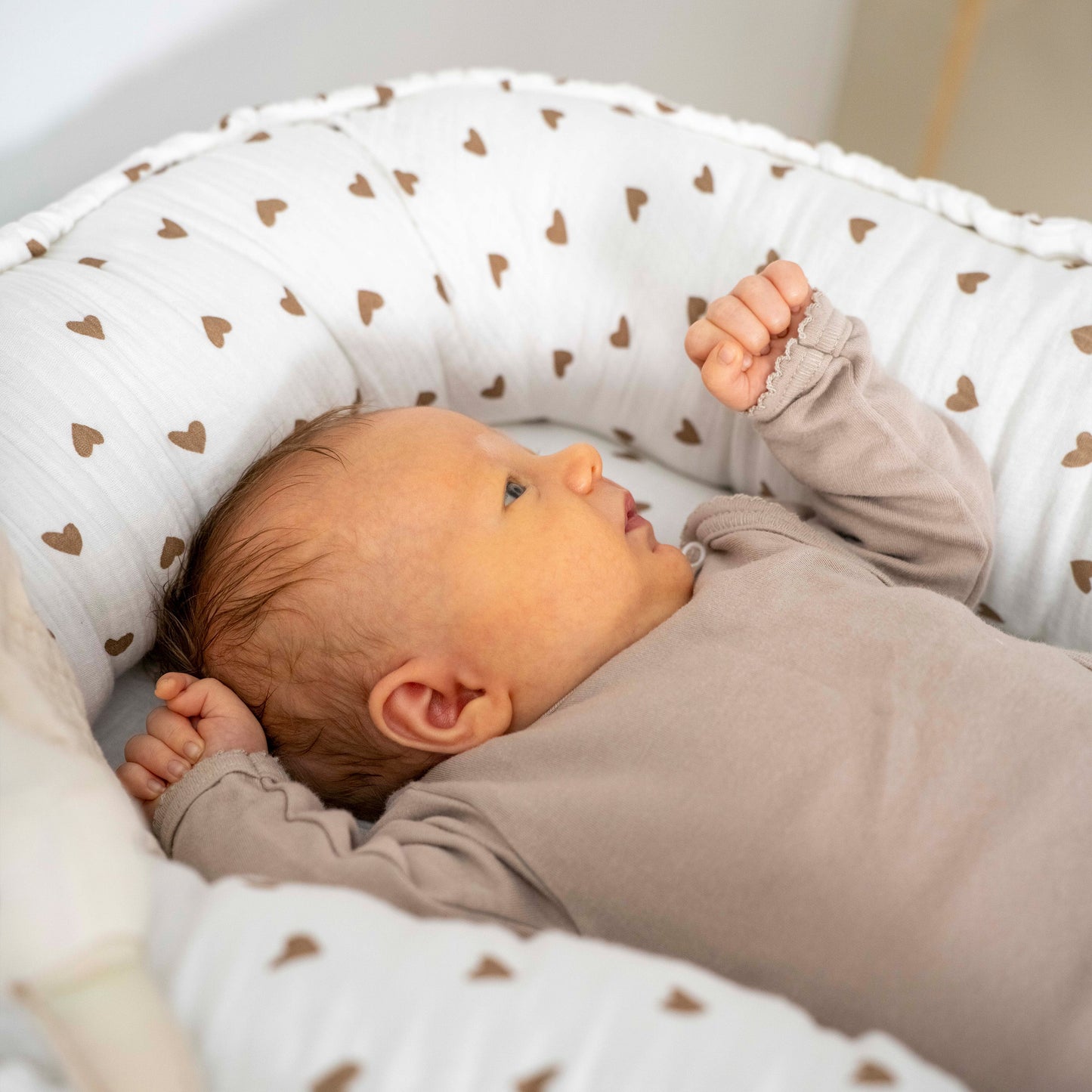 Baby nest muslin hearts brown – soft, growing baby cocoon