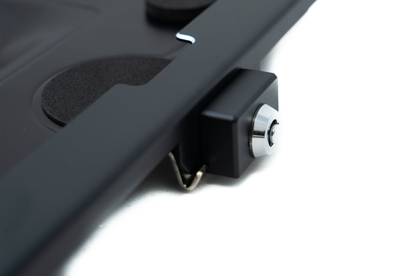 SYSTEM-S Wandhalterung abschließbar für iPad 10 Pro 11 Air 4 5 in Schwarz