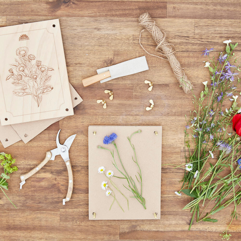 Flower press for flowers, blossoms & co.