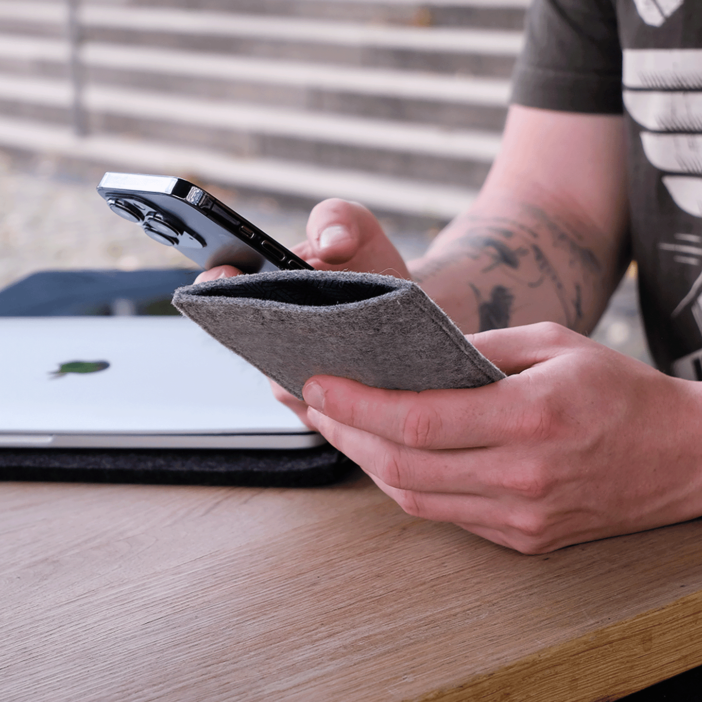 Mobile phone case for Fairphone 5 | made of felt and organic cotton | light grey - tracks | Model "LET"