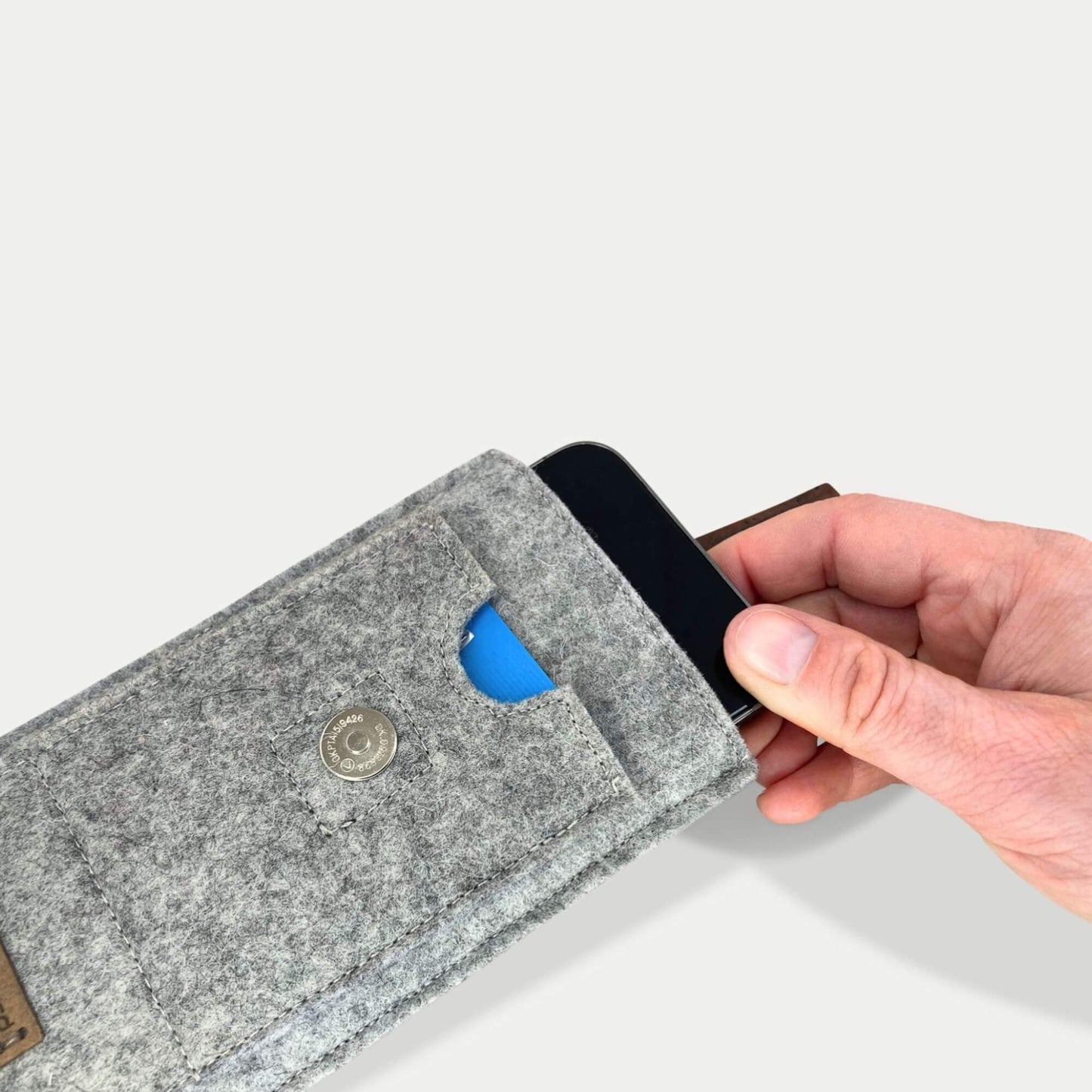 Gürteltasche iPhone 16 Pro Max | Magnetverschluss & Kartenfach | hellgrau | CLIP