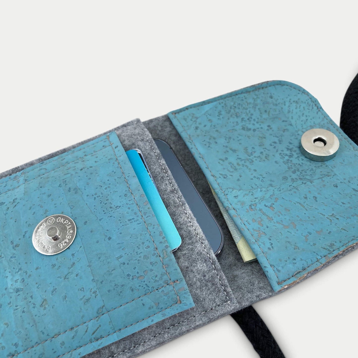 Umhängetasche für iPhone 14 Pro | aus Filz und Bio-Baumwolle | hellgrau - azur | Modell KEDJA deluxe