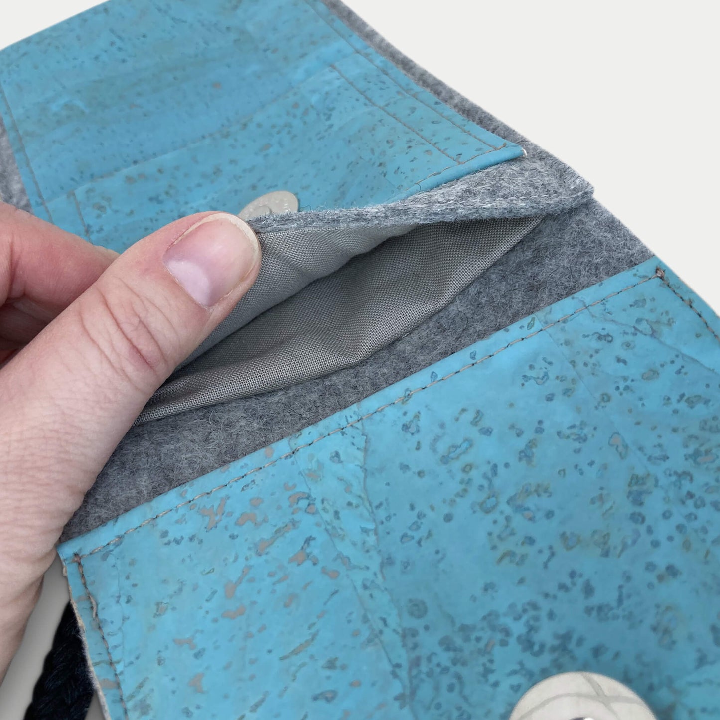 Umhängetasche für iPhone 14 Pro | aus Filz und Bio-Baumwolle | hellgrau - azur | Modell KEDJA deluxe