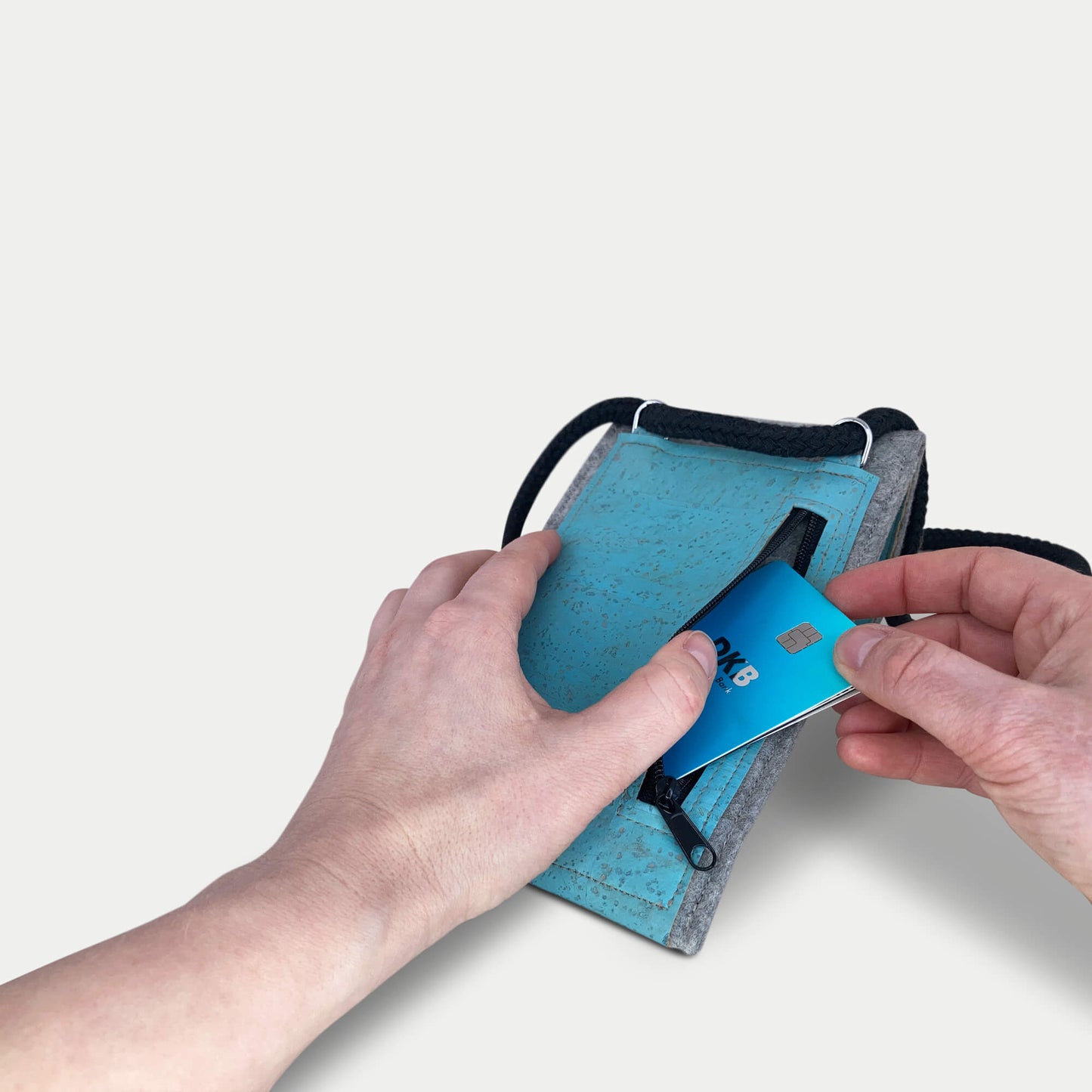 Umhängetasche für Samsung Galaxy M14 | aus Filz und Bio-Baumwolle | hellgrau - azur | Modell KEDJA deluxe
