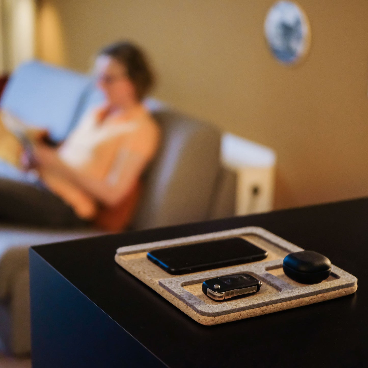 Organizer for cell phone, keys, jewelry, etc. | Made of felt and cork | Light gray