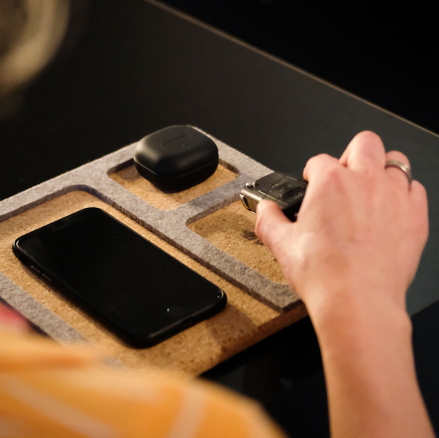 Organizer for cell phone, keys, jewelry, etc. | Made of felt and cork | Light gray