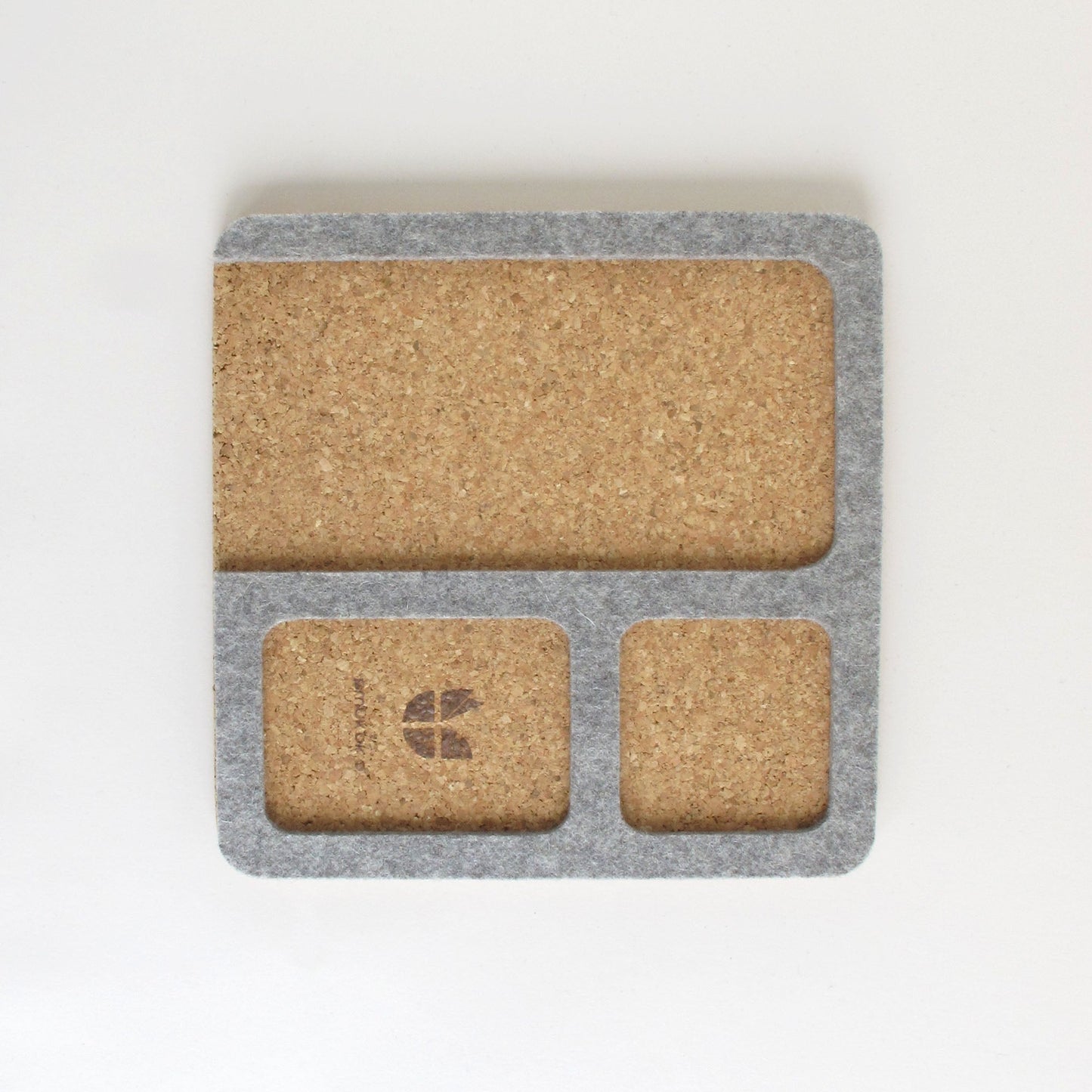 Organizer for cell phone, keys, jewelry, etc. | Made of felt and cork | Light gray