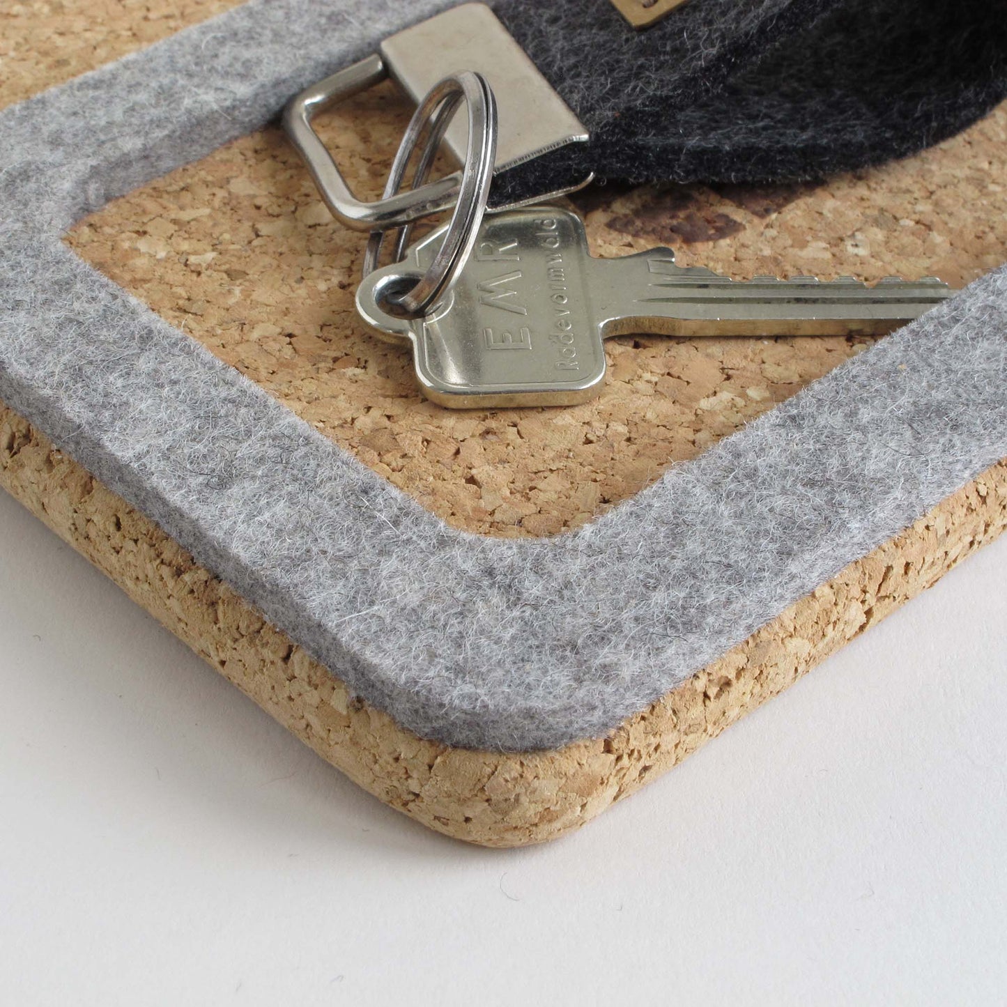 Organizer for cell phone, keys, jewelry, etc. | Made of felt and cork | Light gray