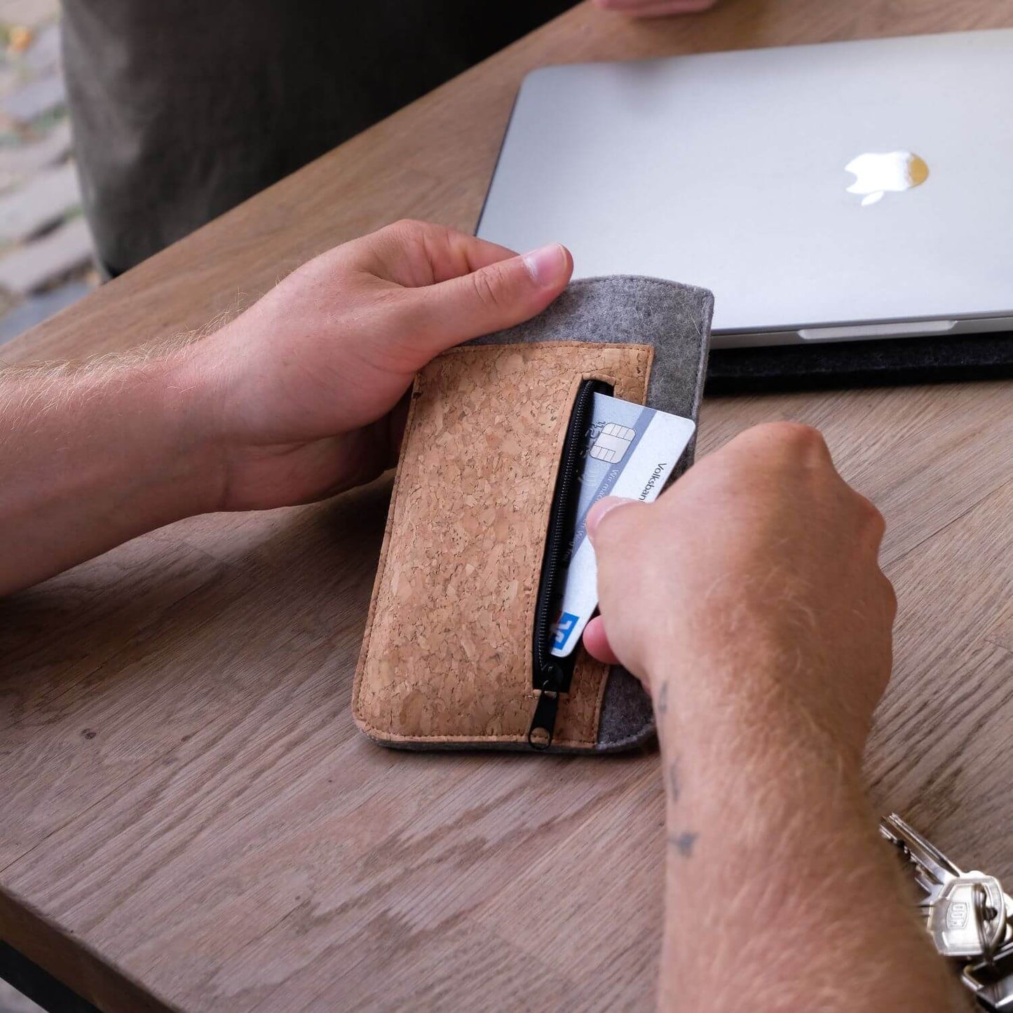 Handytasche mit Kartenfach für Sony Xperia 10 V | hellgrau - stripes | Modell "ZIP"