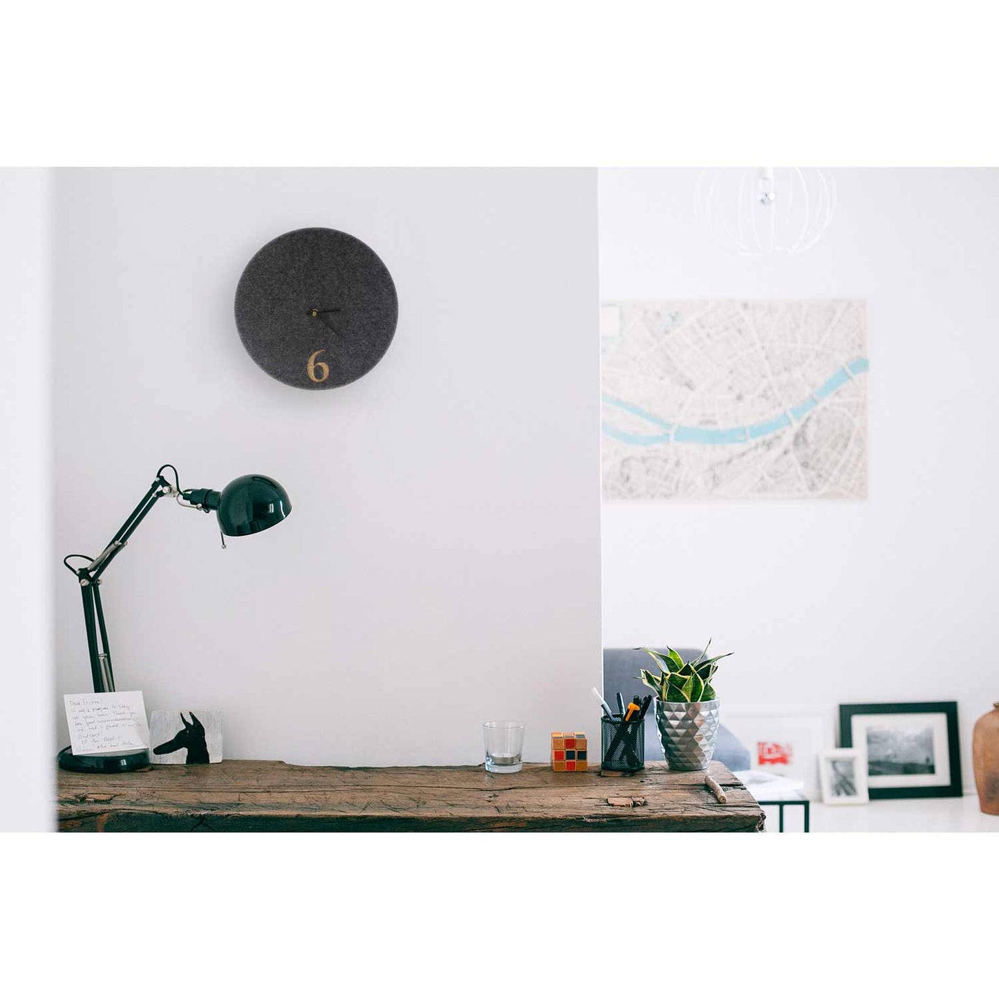 Wanduhr aus Filz und Kork 30 cm | anthrazit - schwarz | Design: Aarhus