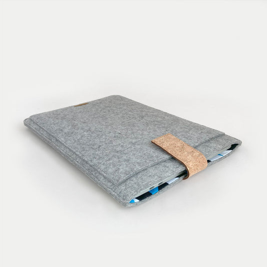 Hülle für MacBook Pro M3 Max | mit Magnetverschluss und extra Fach  | hellgrau - Shapes | Modell "HAKA"