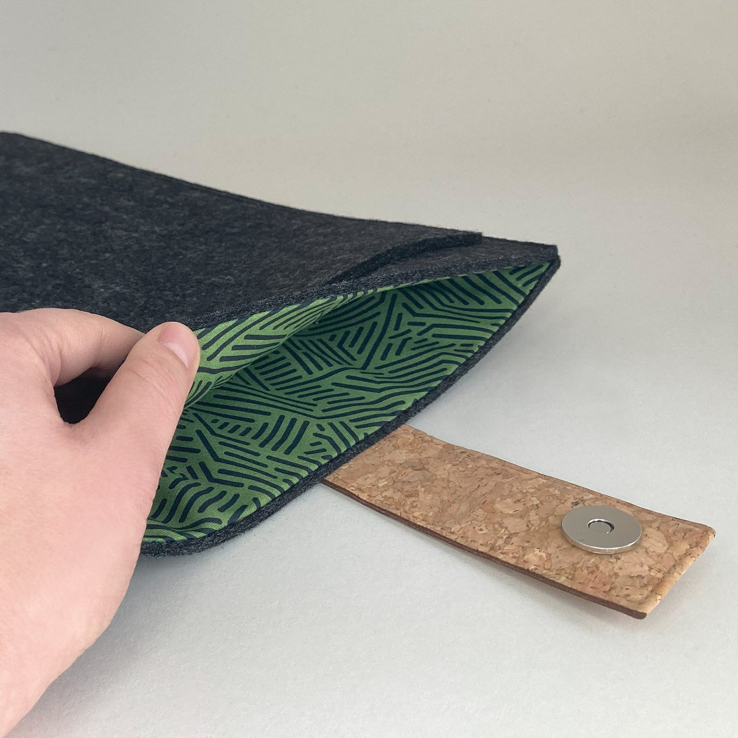 Hülle für MacBook Pro M3 Max | mit Magnetverschluss und extra Fach  | anthrazit - Stripes | Modell "HAKA"