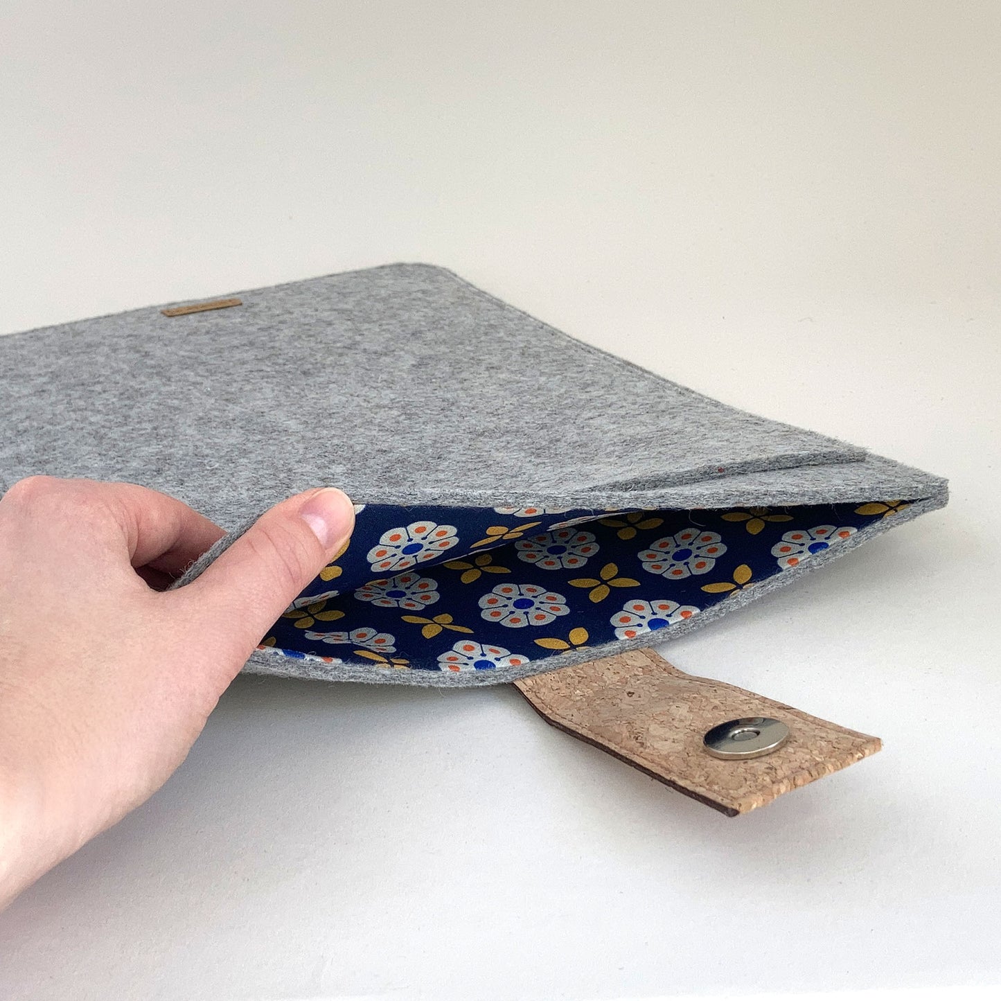 Case for Dell Inspiron | with magnetic closure and extra compartment | light gray - Bloom | Model "HAKA"