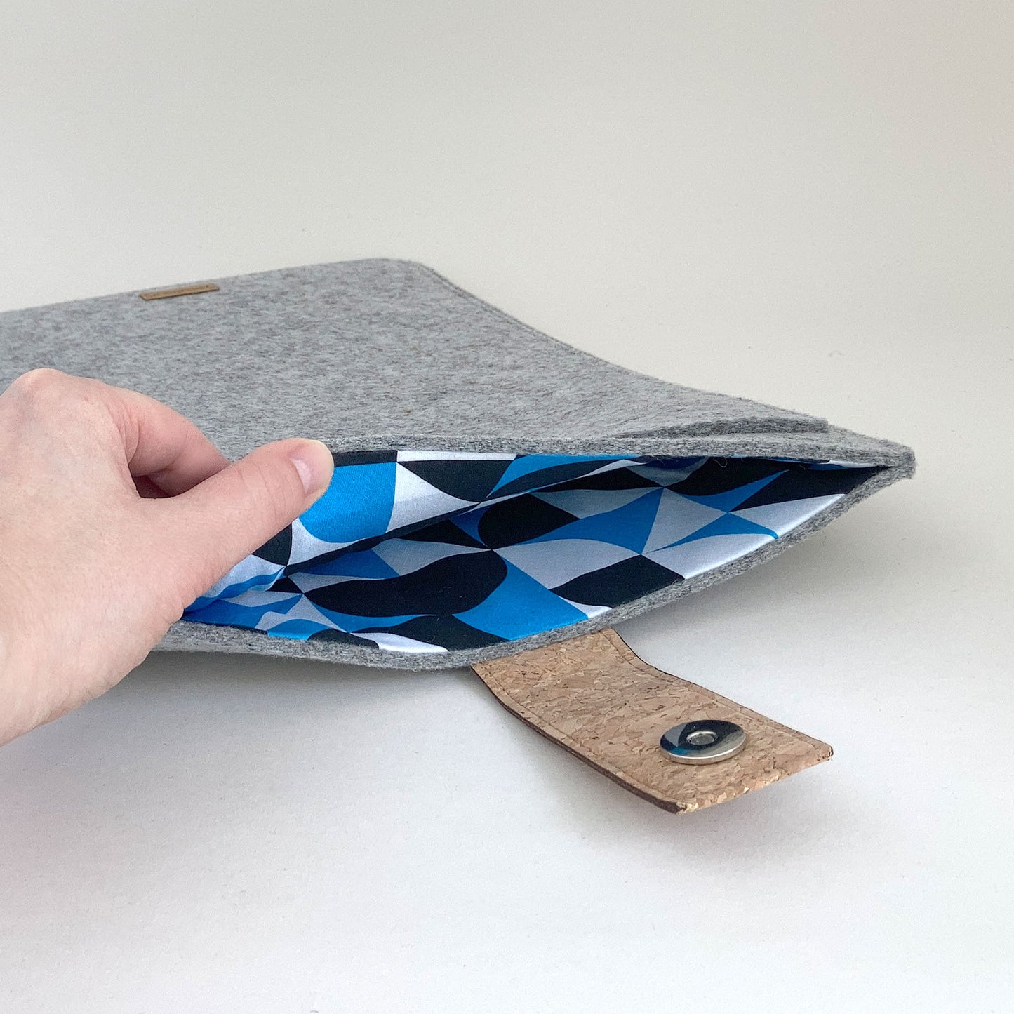 Sleeve for MacBook Pro M3 Max | with magnetic closure and extra compartment | light gray - Shapes | Model "HAKA"