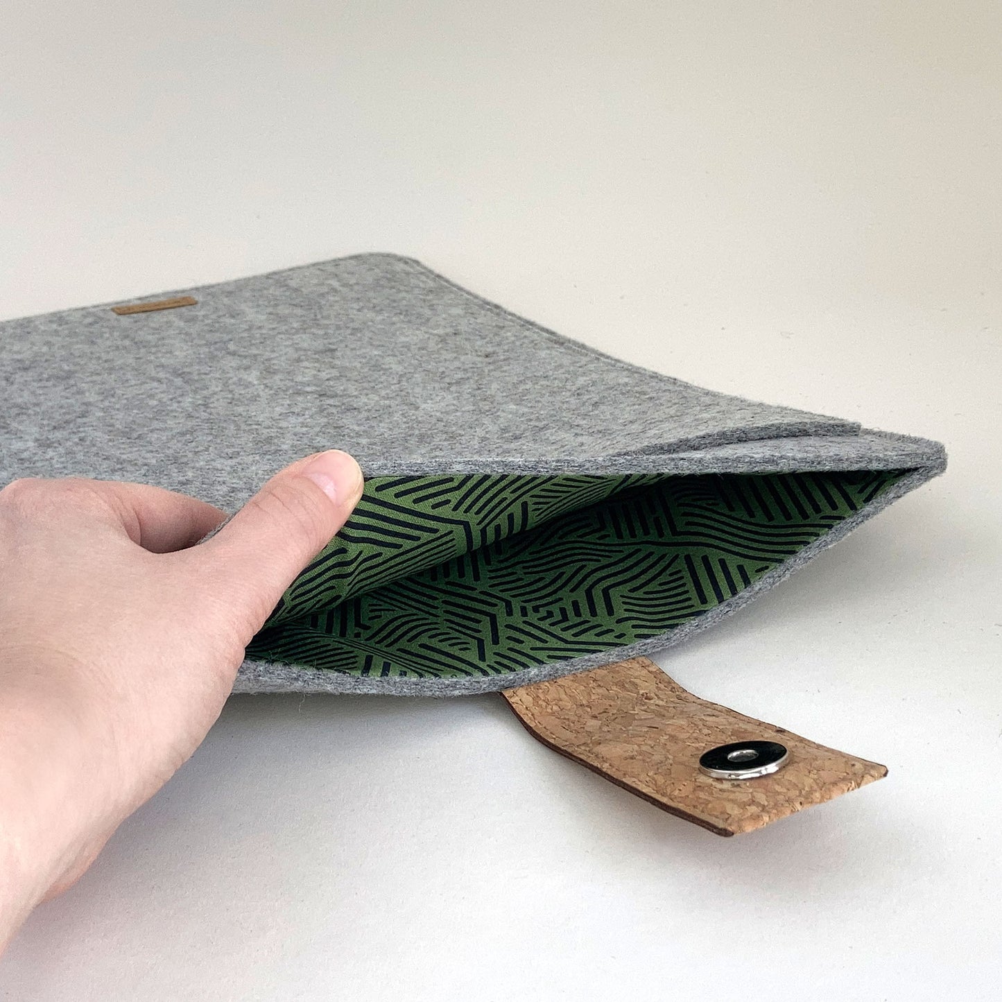 Hülle für MacBook Air M3 13 | mit Magnetverschluss und extra Fach  | hellgrau - Stripes | Modell "HAKA"