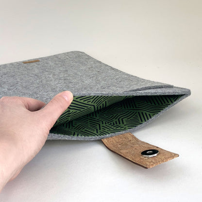 Hülle für MacBook Air M3 13 | mit Magnetverschluss und extra Fach  | hellgrau - Stripes | Modell "HAKA"