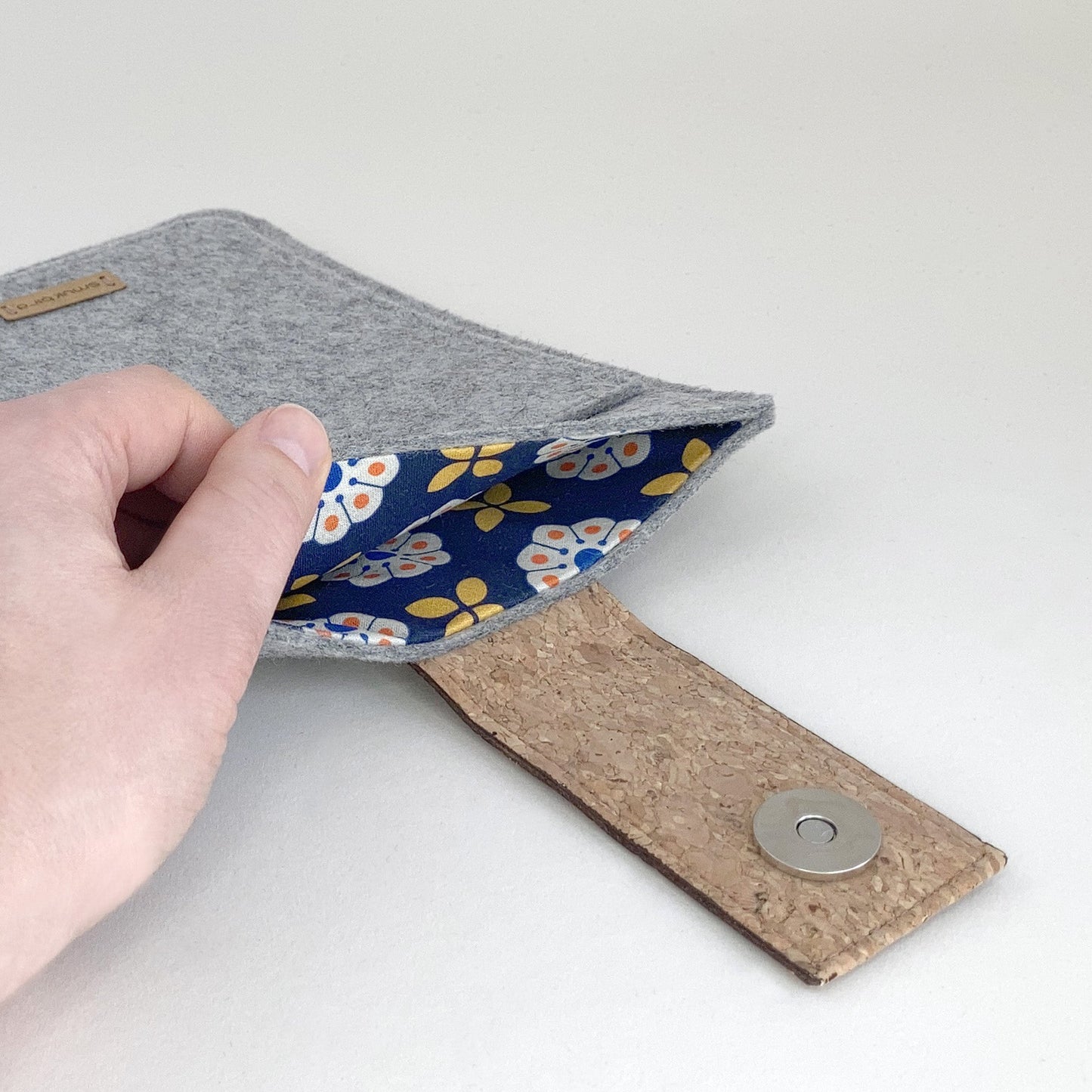 Hülle für Kindle Paperwhite 12. Gen  | mit Magnetverschluss und extra Fach | hellgrau - Bloom | Modell "HAKA"
