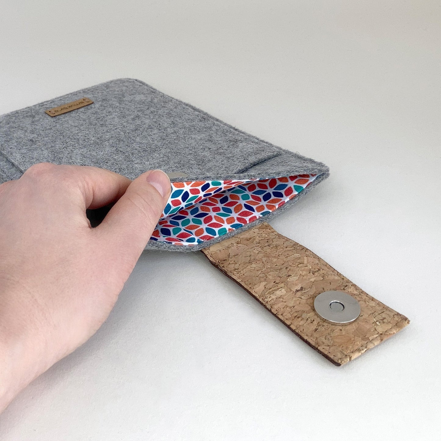 Hülle für PocketBook Touch Lux 5 | mit Magnetverschluss und extra Fach | hellgrau - Colorful | Modell "HAKA"