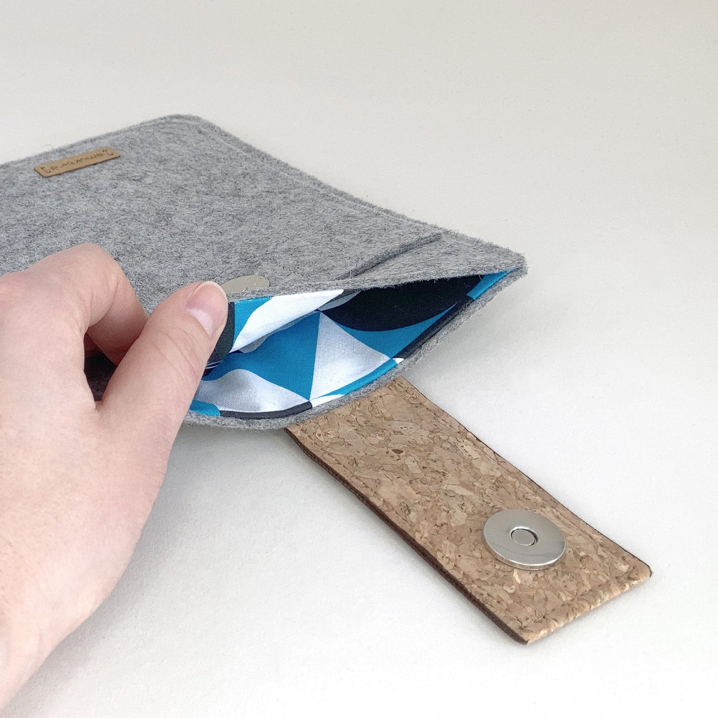 eReader Hülle nach Maß | mit Magnetverschluss und extra Fach | hellgrau - Shapes | Modell "HAKA"