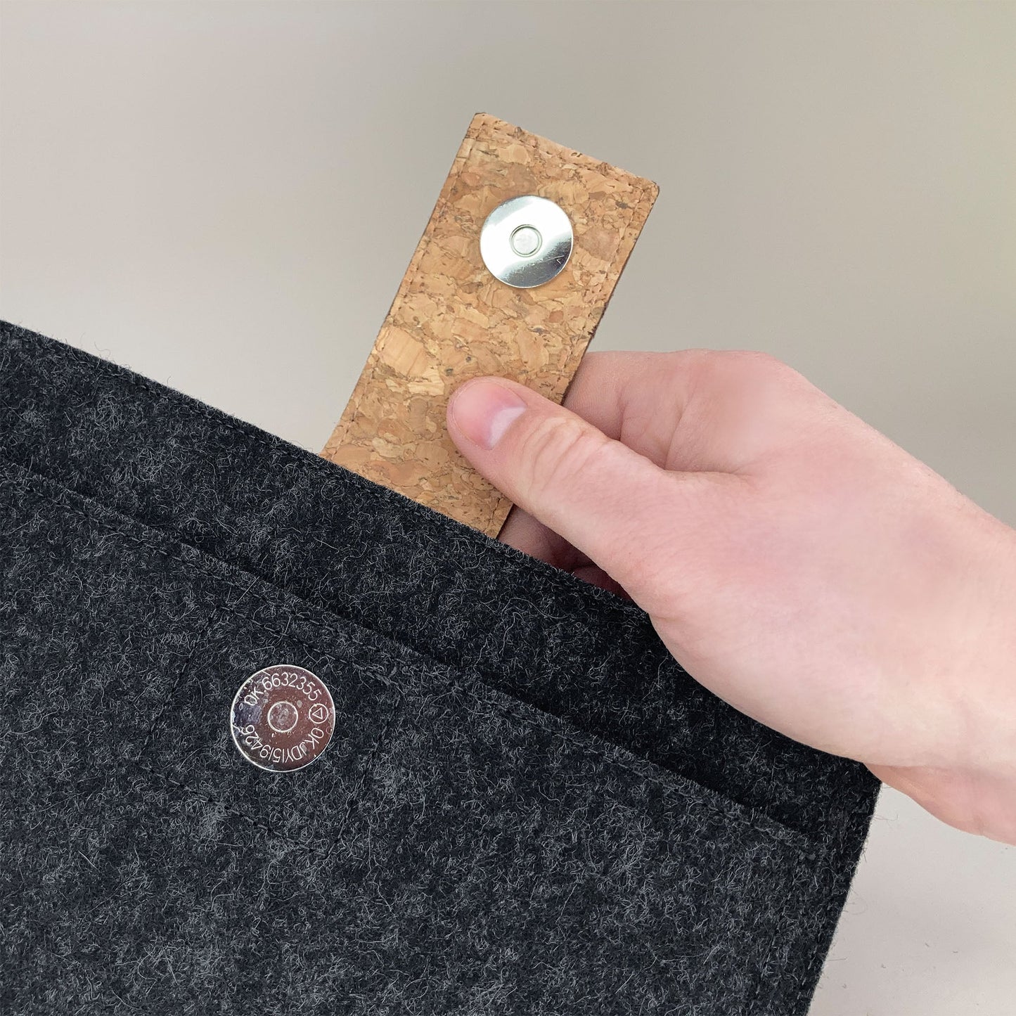 Hülle für MacBook Pro M3 Max | mit Magnetverschluss und extra Fach  | anthrazit - Stripes | Modell "HAKA"