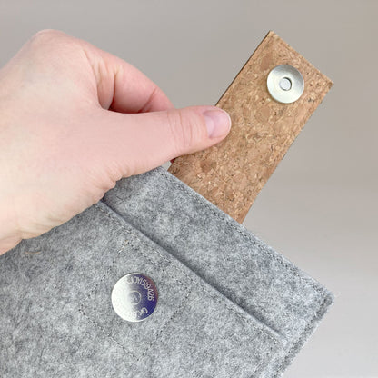 Hülle für Kobo Clara Color | mit Magnetverschluss und extra Fach | hellgrau - Stipes | Modell "HAKA"