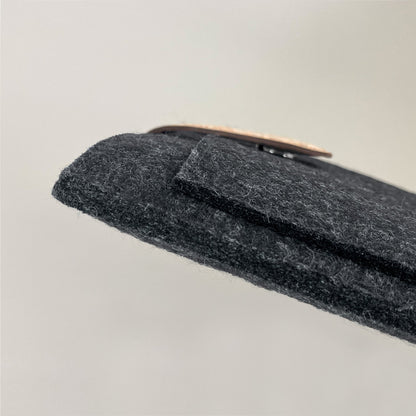 Hülle für MacBook Pro M3 Max | mit Magnetverschluss und extra Fach  | anthrazit - Stripes | Modell "HAKA"