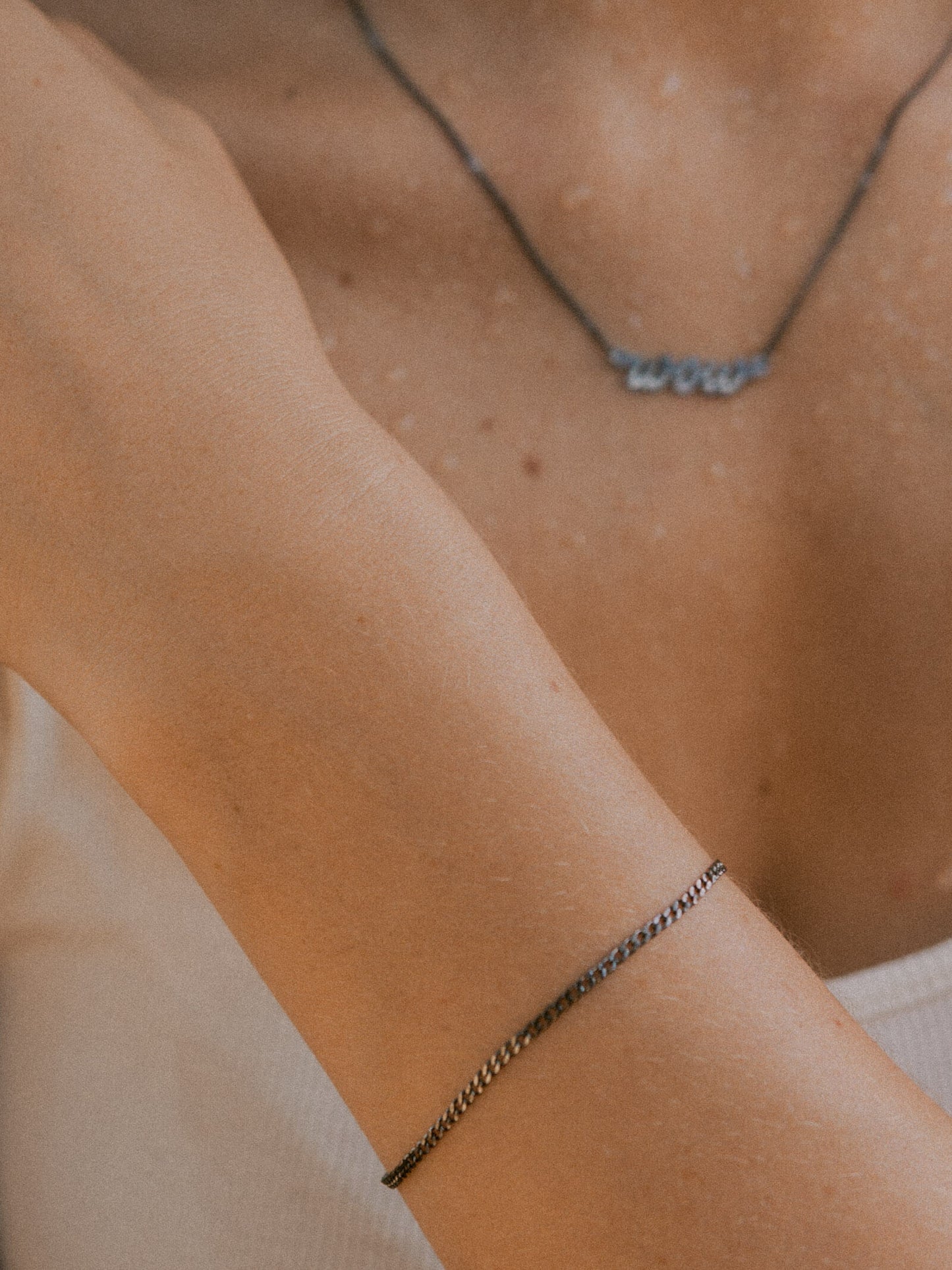 ESSENTIAL Armband Panzerkette Schwarz Rhodiniert