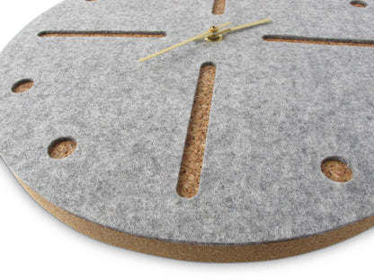Wanduhr aus Filz und Kork 30 cm | hellgrau - gold | Design: Odense