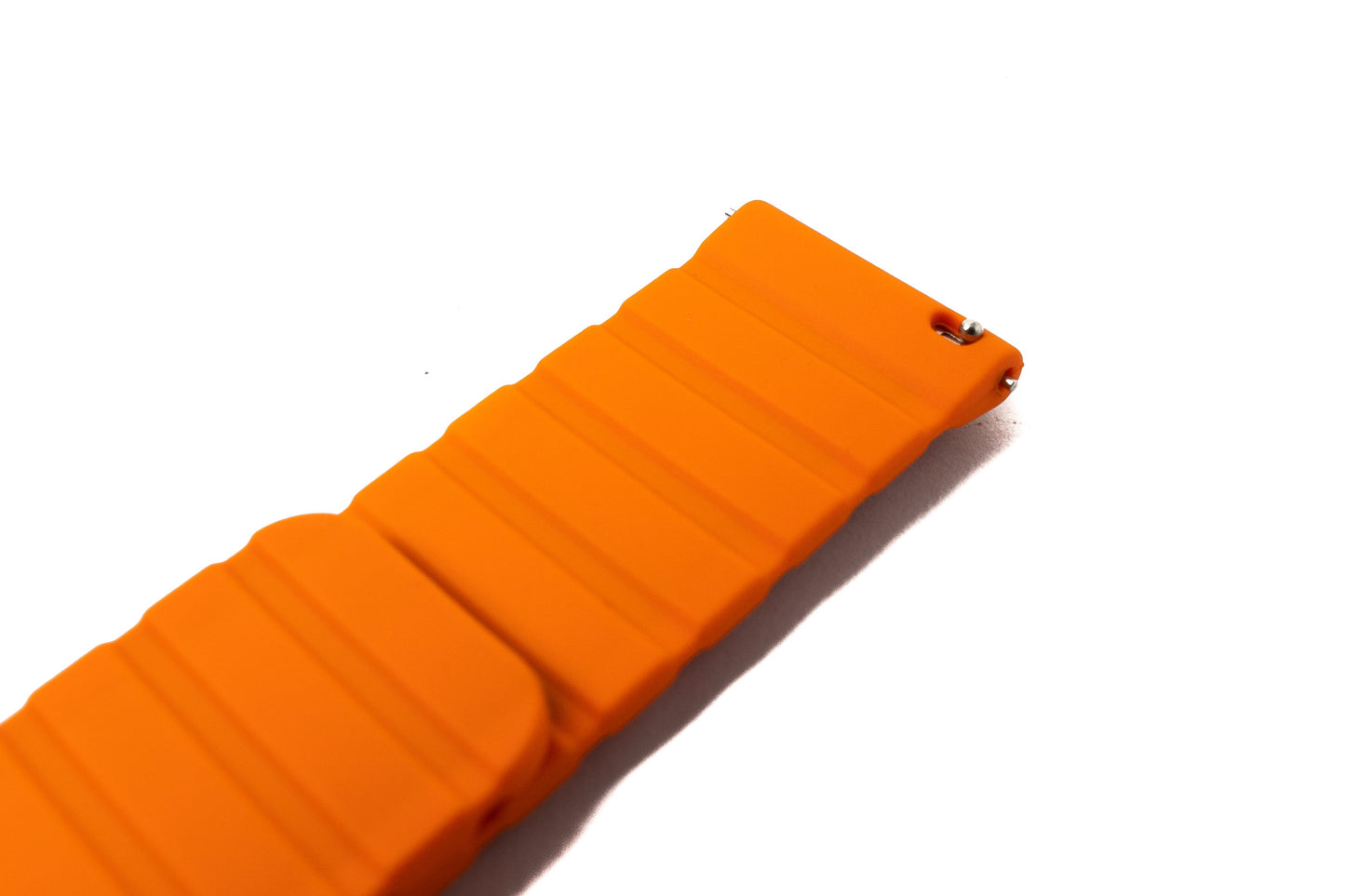 SYSTEM-S Armband 22 mm aus Silikon magnetisch für Samsung Galaxy Watch 5 4 in Orange