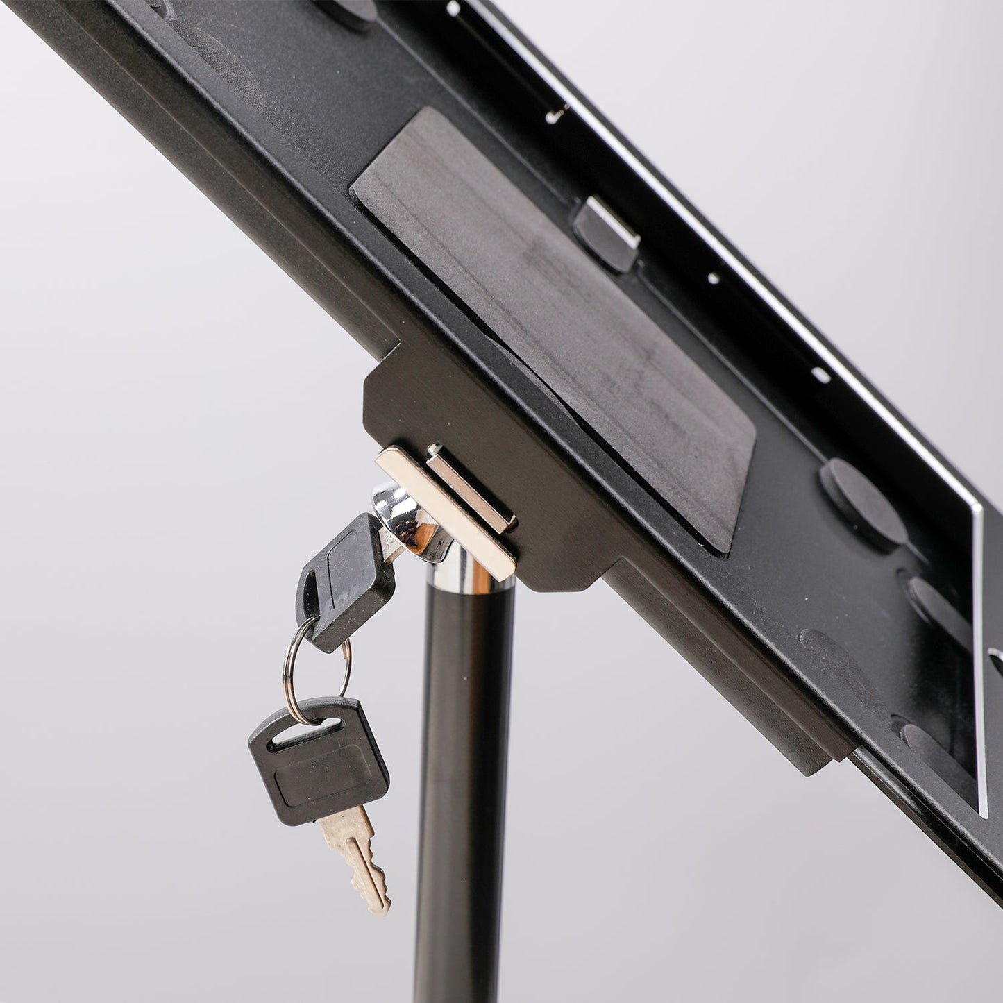 SYSTEM-S Stangen Halterung mit Schloss Befestigung aus Metall in Schwarz für iPad Pro 11"