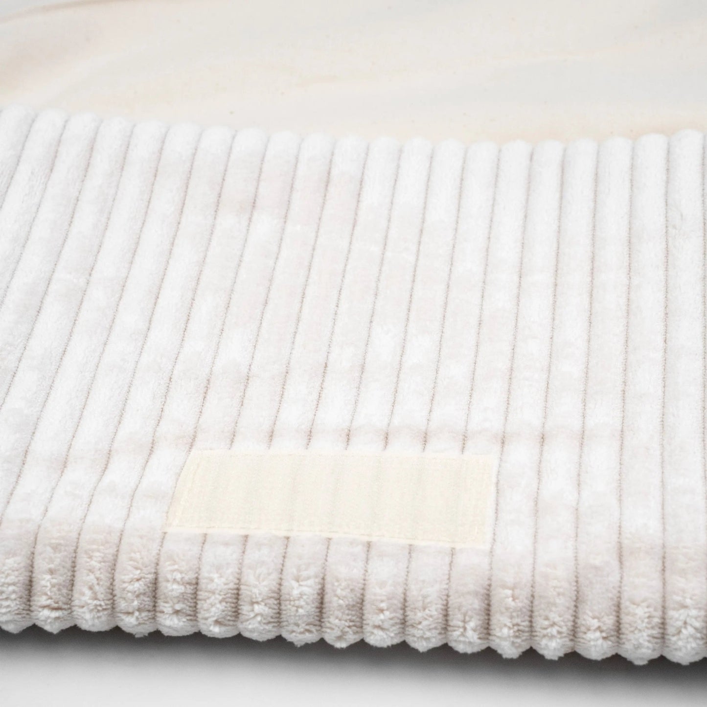 Windeltasche Cord – mit Wickelunterlage, unterwegs