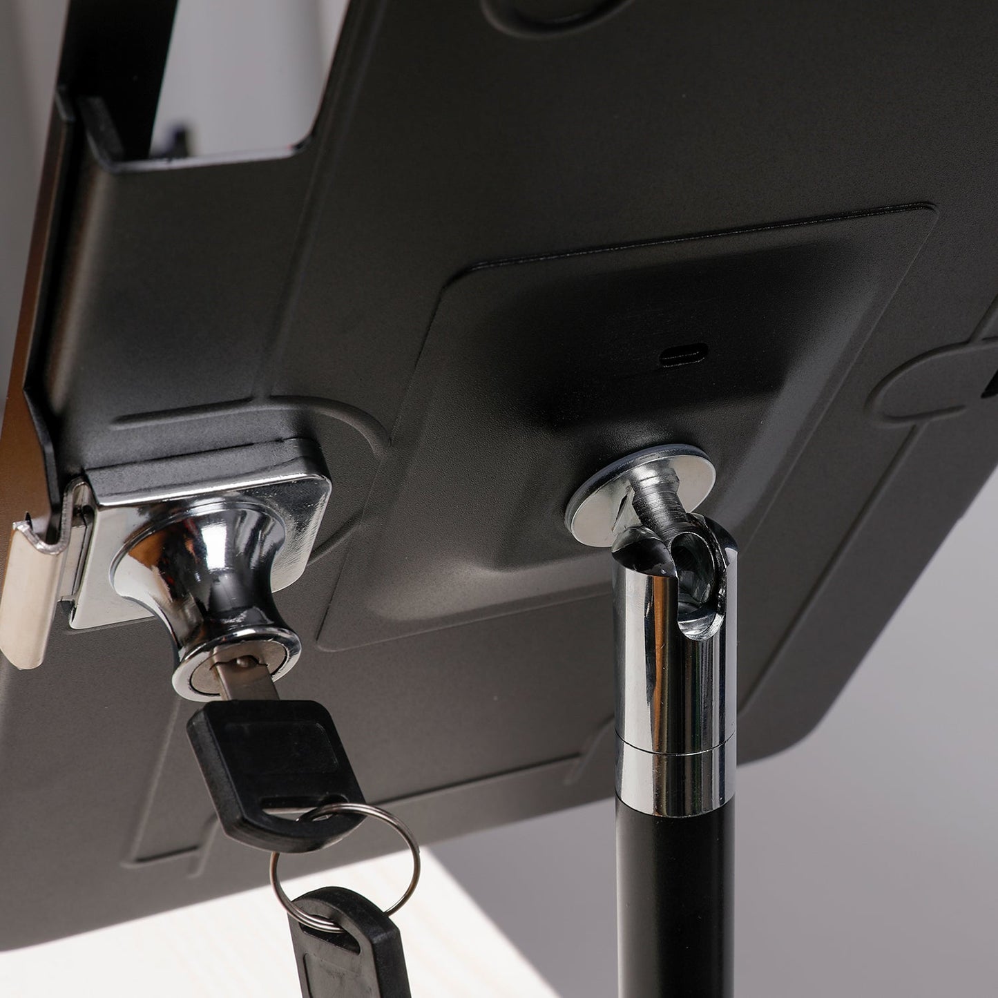 SYSTEM-S Stangen Halterung mit Schloss Befestigung aus Metall in Schwarz für iPad Pro 11"