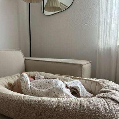 Babynest Bouclé beige – kuschelig & mitwachsend