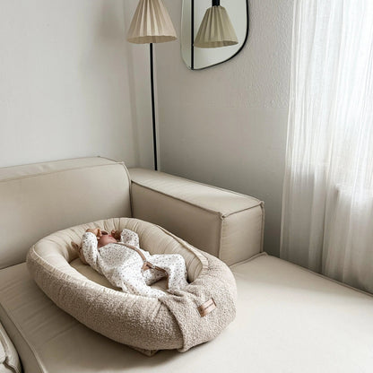 Babynest Bouclé beige – kuschelig & mitwachsend