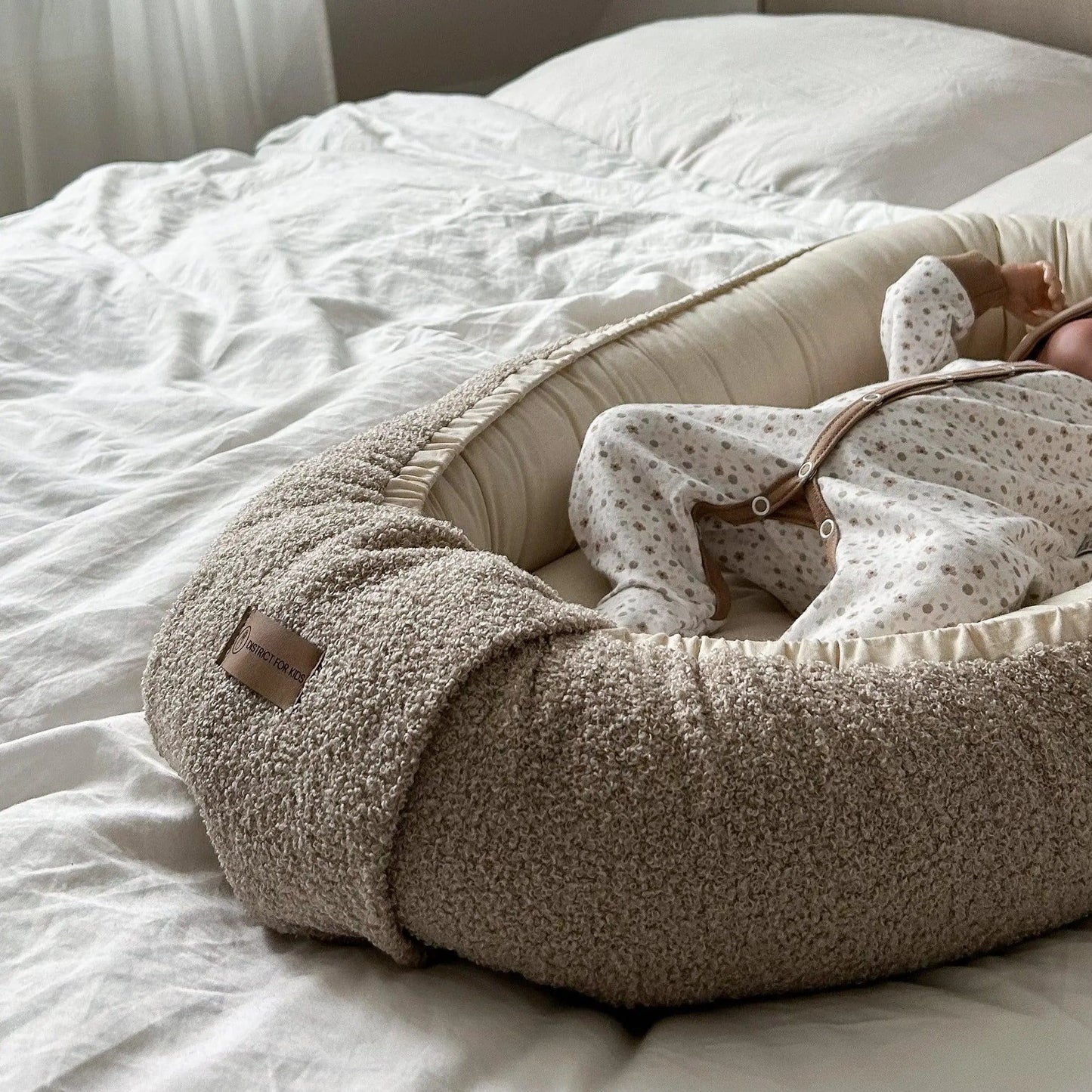 Babynest Bouclé beige – kuschelig & mitwachsend
