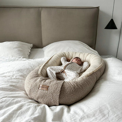 Babynest Bouclé beige – kuschelig & mitwachsend