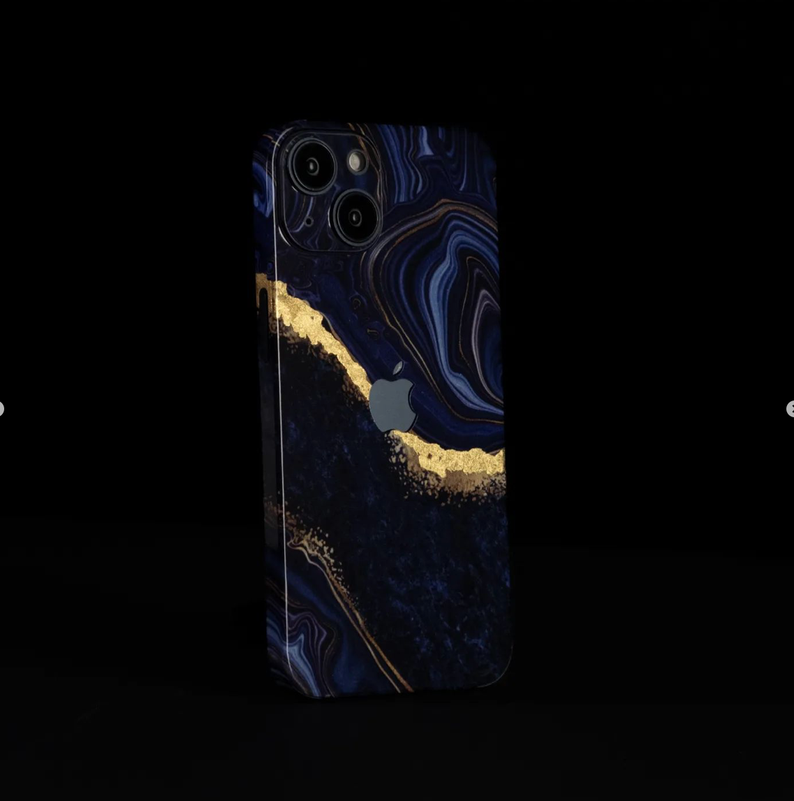 iPhone 15 Pro Max Skin mit 24K Gold Luxury Blue