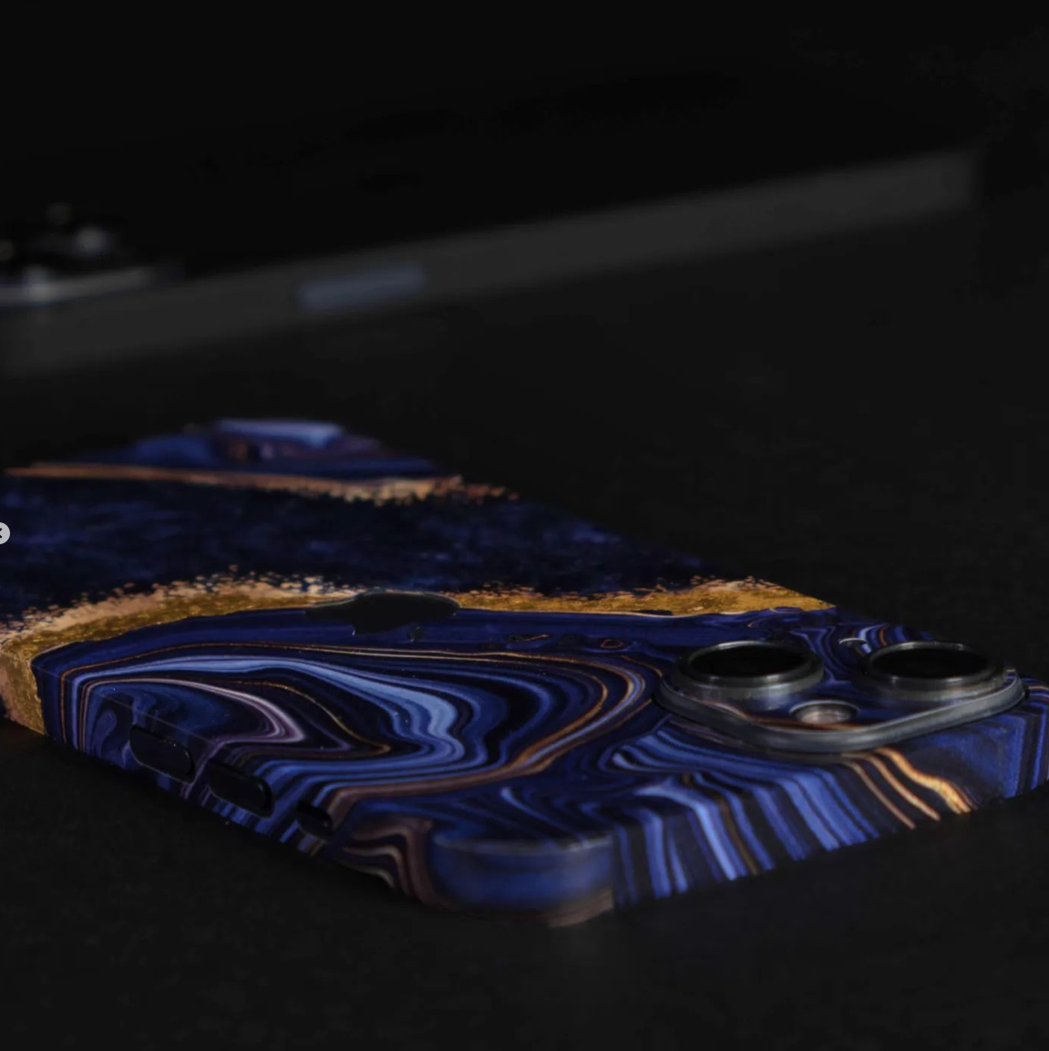 iPhone 16 Skin mit 24K Gold Luxury Blue