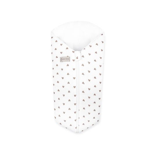 Pucksack Musselin Herzen braun mitwachsend – Ganzjahres Babyschlafsack