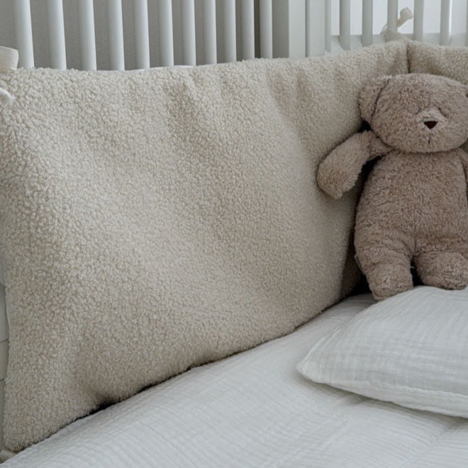 Bettumrandung Teddy Bouclé – Weiche Premium Umrandung für Baby- & Beistellbetten